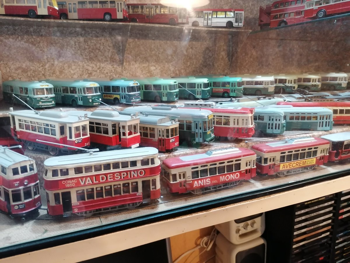 Que levante la mano 👆a quién no le encantaría tener esta colección de tranvías, trolebuses y autobuses de #Barcelona <a href="/TMB_Barcelona/">TMB</a> #busbcn Foto y colección de Xavier Flórez