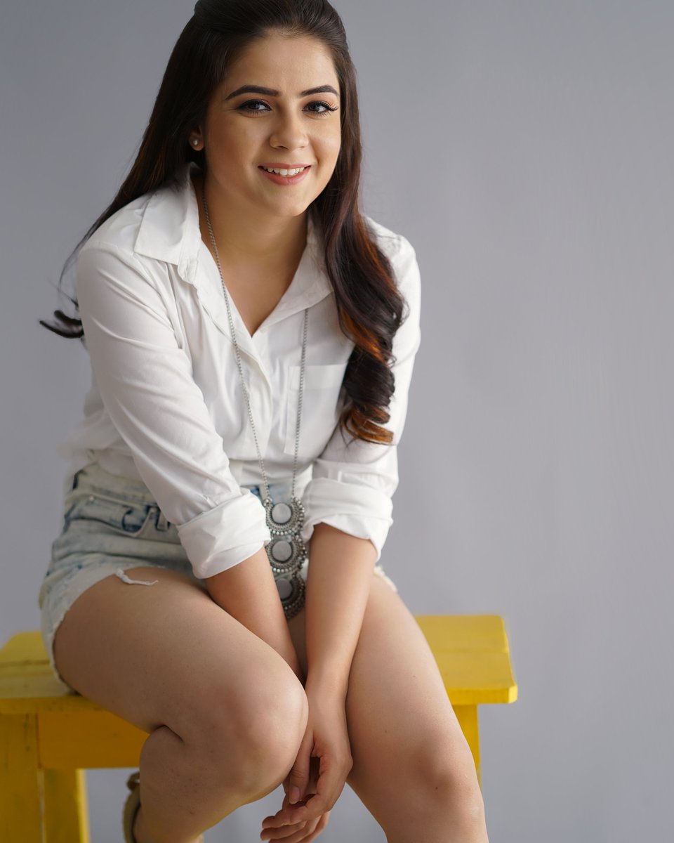 z_theangel's tweet photo. Pretty things want pretty things 💋
#shiningstar #missjaipurfashionweek #missdesertindia #missbestcatwalk #magic #misswomenofthefutureaward #misswomenachieveraward #misstopwomenofrajasthan #missmagician #missindiainternational2019 #misstopmodel #missrajasthanfashionfestival https://t.co/z4UTyrDjek