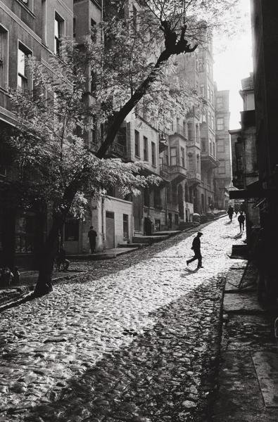 A street in Tarlabaşı, İstanbul, 1965 
Photographed by Ara Güler 
For more please have a look; araguler.com.tr/tr/istanbulpho…