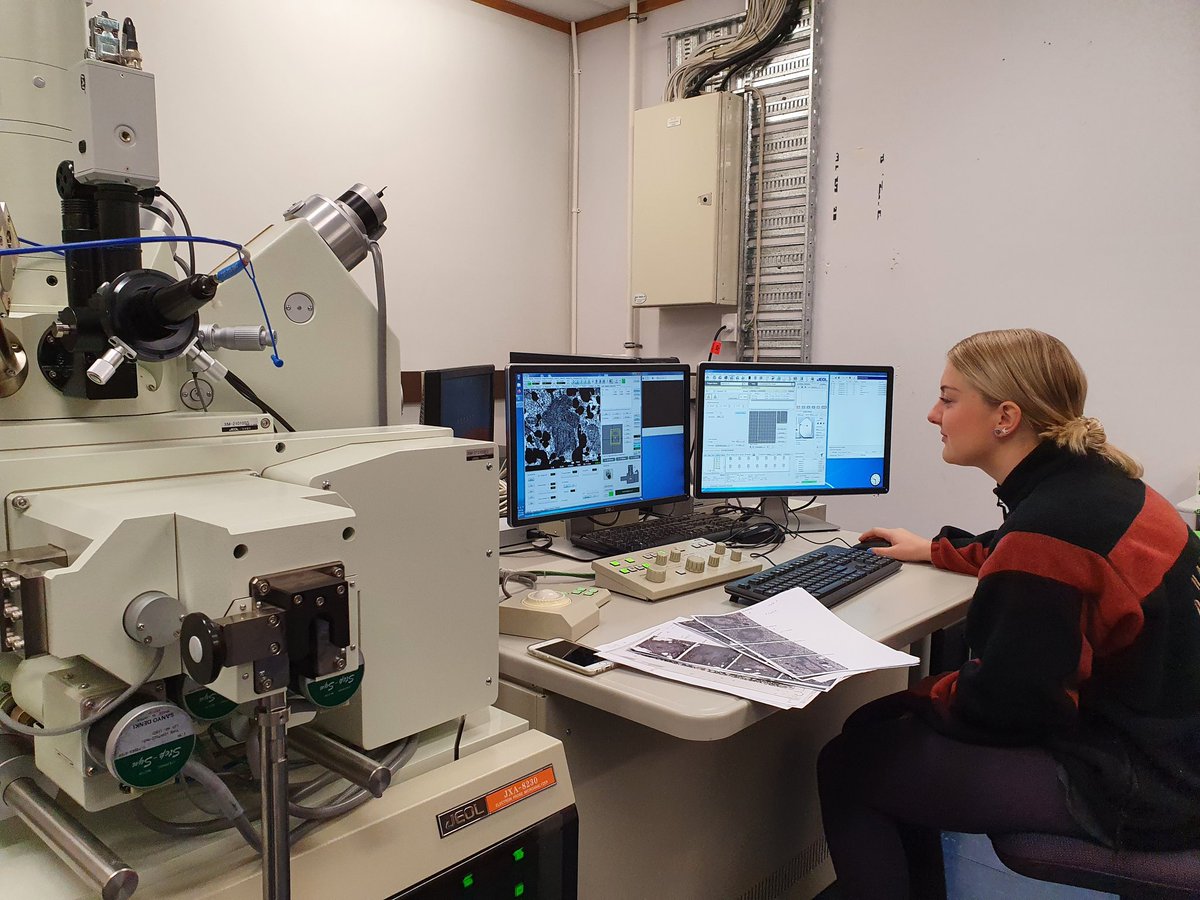 CockerKate's tweet image. Down in wellington, using the microprobe, finally getting some new data which is pretty exciting during these times. Grateful to be able to continue studies here in New Zealand, with no international travel possible. #volanology #crystals #phdlife #PhD #wellington #jeol