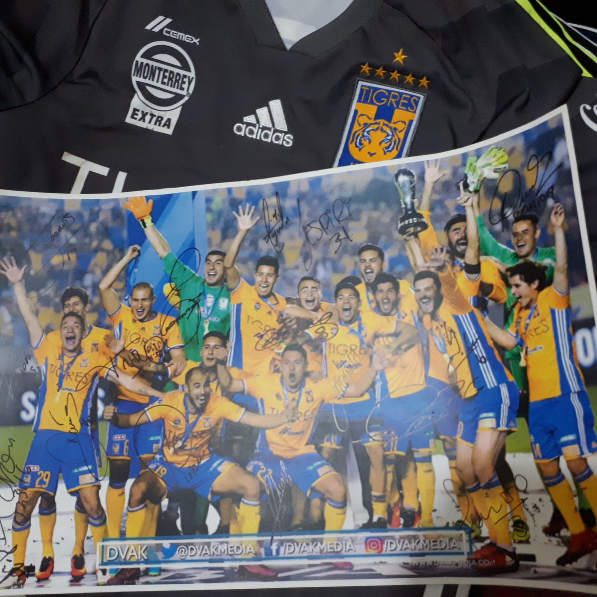 Mariachigama's tweet photo. #VolcánLleno
@TigresOficial
@adidasMX
#EstoEsTigres 
Equipo campeón!!! https://t.co/nKgark7xhm