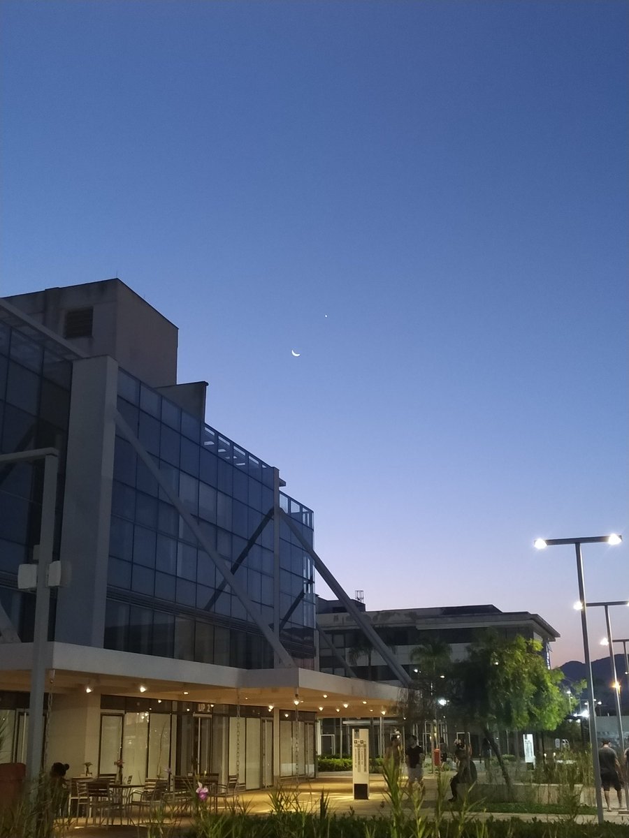 JinnieChar's tweet photo. A perfeição é algo perdido, no meio do tempo, de tantos problemas e sentimentos, de uma vida sofrida na maioria do dia e o vazio na noite. https://t.co/uRiCAX1GhP