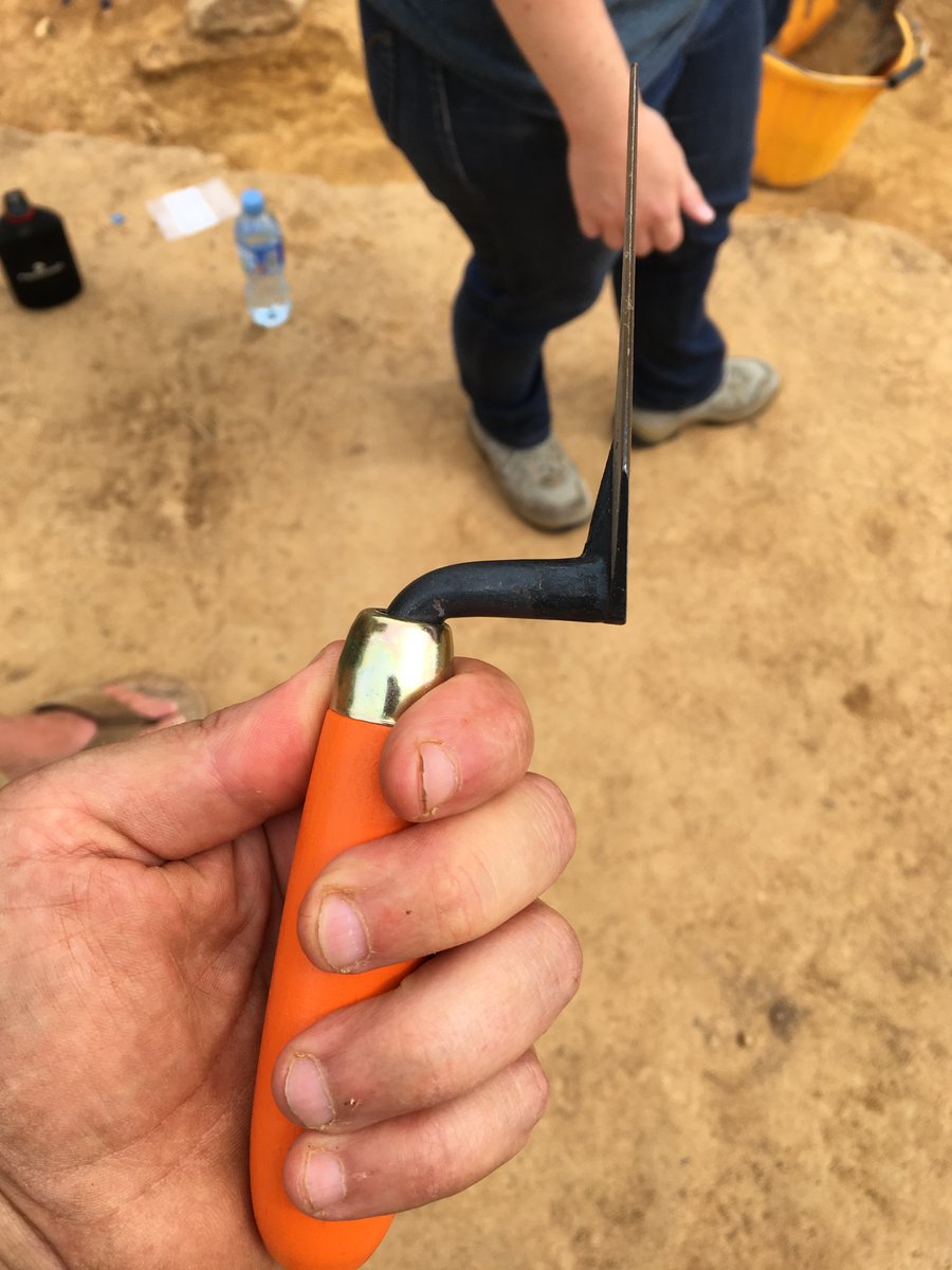 MatthewPope's tweet photo. @InspectorSidell @vickyrathmill @indyfromspace Strong blade, shortish tang, solid forged, brass bezezl and dayglow, never-lose handle. French https://t.co/PKqZqOjOch