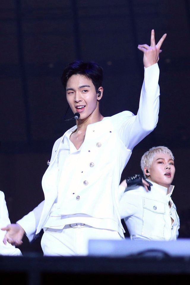 ——  𝔐 𝔒 𝔑 𝔖 𝔗 𝔄   𝔛  ——

—Diego había disfrutado mucho de la presentación de su grupo en el festival, como siempre era un honor cantar con esos chicos y gozar de la energía del público.— #RolbandchellaXX