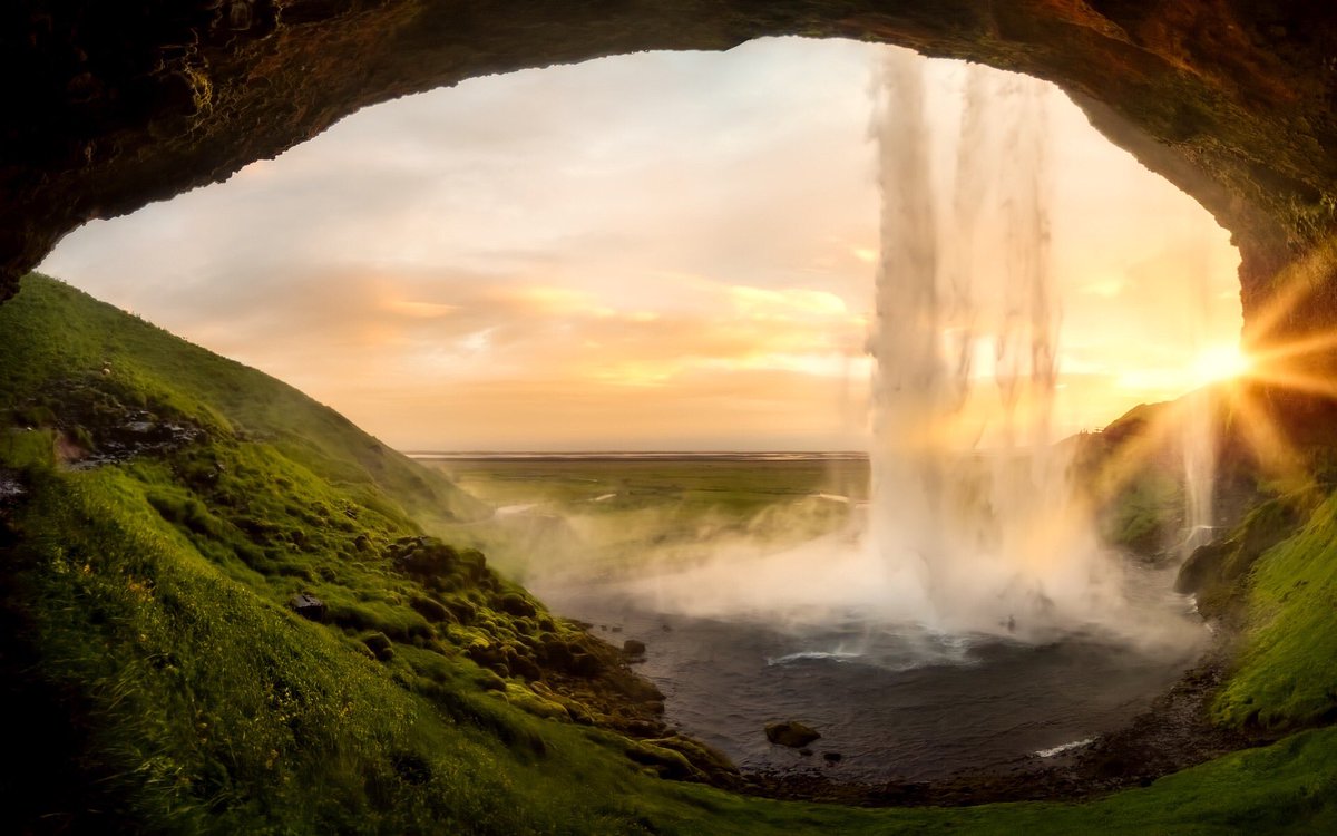 planborealis's tweet photo. #Islandia es uno de los países más #volcánicos del planeta ya que tiene más de 200 de ellos y la mayoría  están activos. #planborealis #Miercoles #viajar https://t.co/cM7V4fuaK5