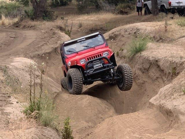 Quadratec's tweet photo. Jeep Wave!
📸: Mark Murphy
◽️◽️◽️◽️◽️
#Jeep #Jeeps #JeepBeef #JeepWrangler #JeepWranglerYJ #JeepYJ #YJ #ItsAJeepThing #Jeeps_only #JeepAddiction #JeepLife #JeepFamily #JeepNation #JeepLove #JeepLover #JeepPorn #JeepWave #Offroad #Offroading #TrailRated #Quadratec #Quadratec30 https://t.co/F9weK8PlWU