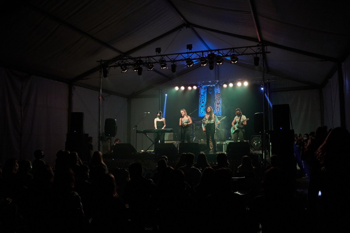 RockCampES's tweet photo. ¡Nuestra #MiddleJam ha sido todo un éxito! Todo el rock acumulado estos meses se ha liberado en nuestro Carpa Escenario y el resultado ha sido genial. Sonaron temas desde Creep de #TheCranberries hasta Feeling Good de #NinaSimone ¡Seguimos genial! https://t.co/2Sfut5pjS4