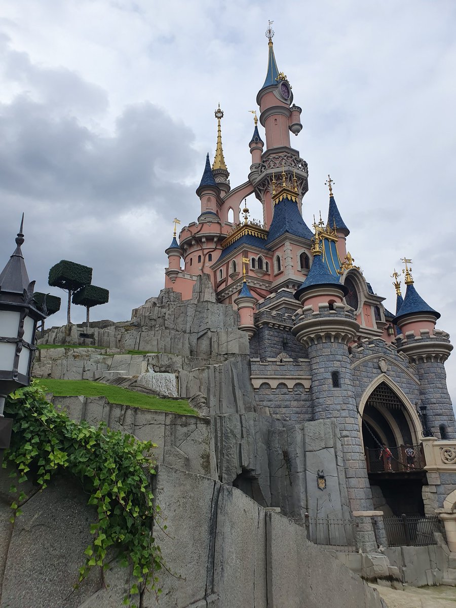 BCBARR83's tweet image. What an awesome opening day.
Want to give a huge #castcomplement to every single cast member who has brought back the magic for us @DLPHelp @DisneylandParis