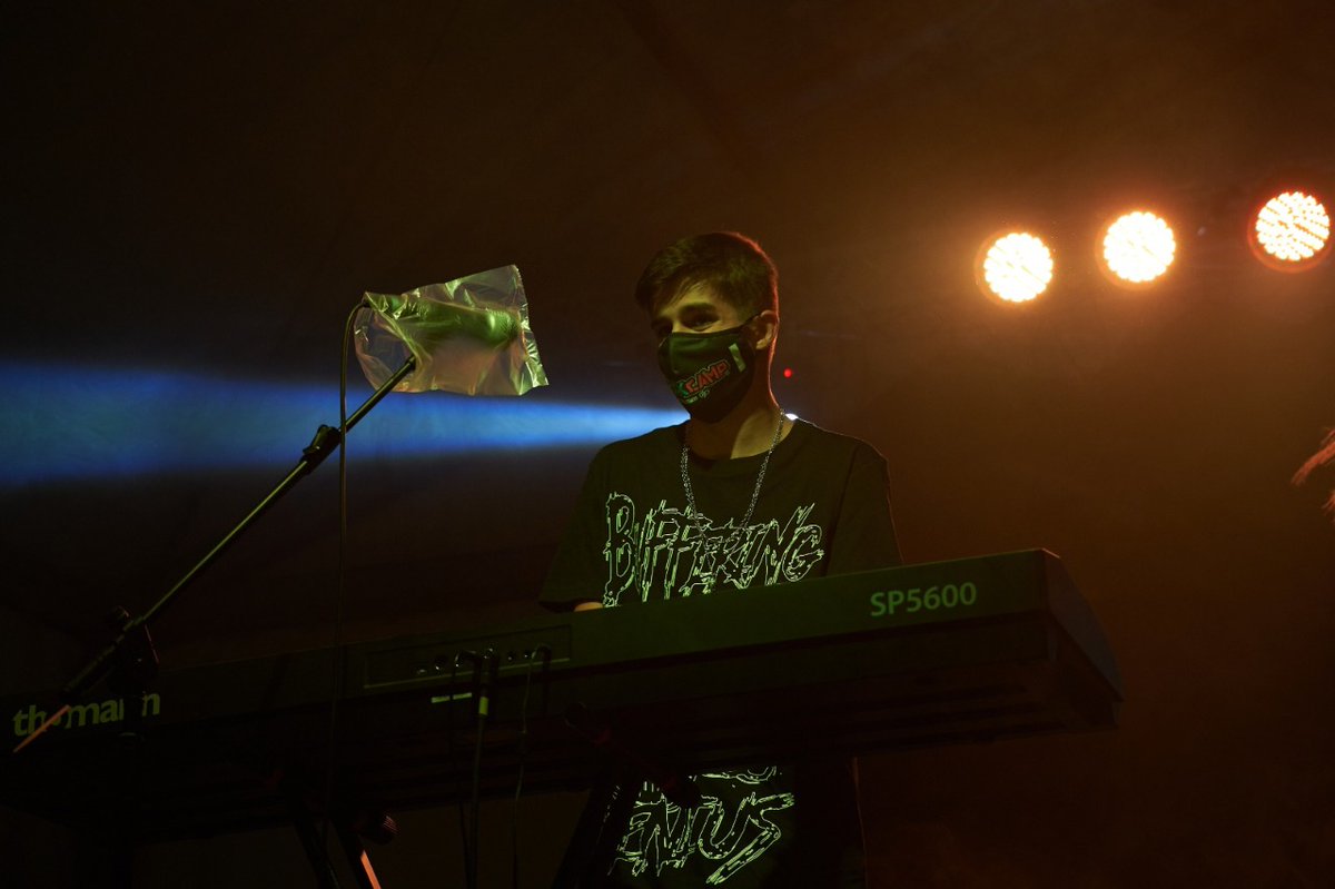RockCampES's tweet photo. Os dejamos alguna foto más de nuestra #MiddleJam del primer turno de nuestro #RockCamp122 ¿reconocéis a alguien? ¿Quieres saber quienes ganaron esta edición? Aunque estuvo reñido entre varias canciones, la ganadora fue una versión genial de #SweetChildOMine https://t.co/TyCvgJaSjG