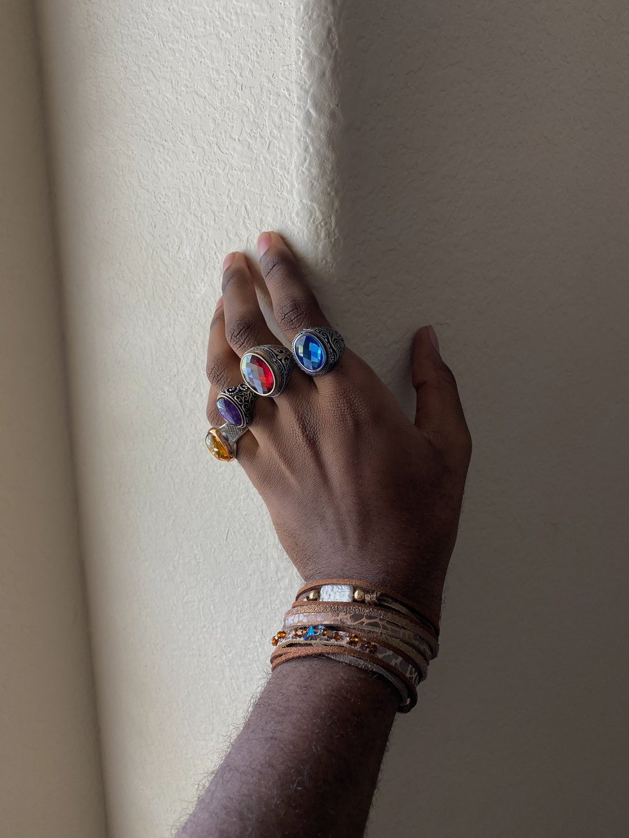 modsiwW's tweet photo. What if I just...snapped my fingers 😌 https://t.co/BGNSJsqwds