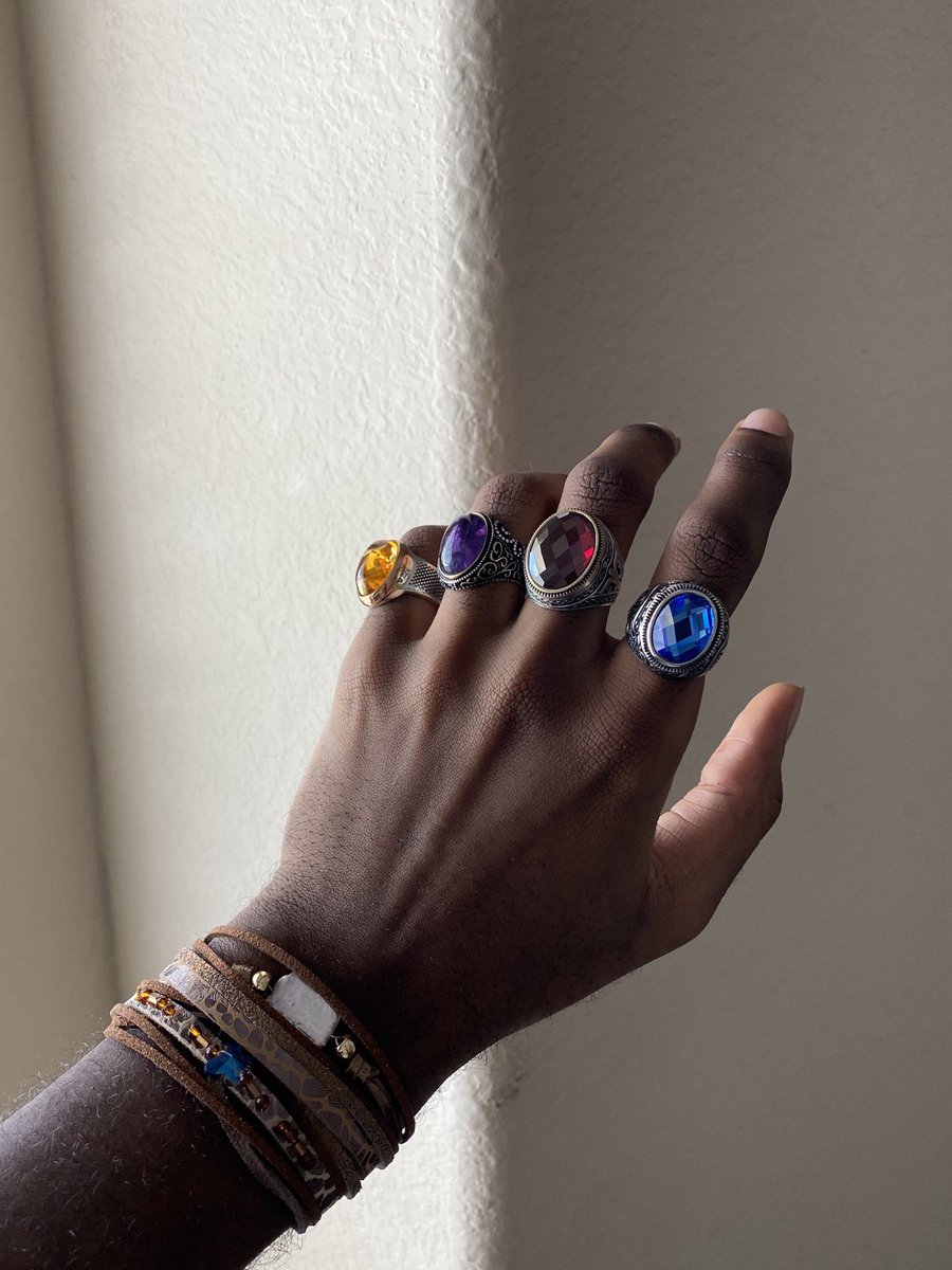 modsiwW's tweet photo. What if I just...snapped my fingers 😌 https://t.co/BGNSJsqwds