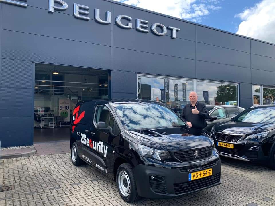 HermanZsecurity's tweet image. Afgelopen week heeft Herman van der Zee van ZSecurity hun nieuwe Peugeot Partner opgehaald.

ZSecurity biedt verschillende diensten aan, waaronder mobiele surveillance, openings- en afsluitbegeleiding en objectbeveiliging. 

Wij wensen Zsecurity veel plezier met de nieuwe Peugeot