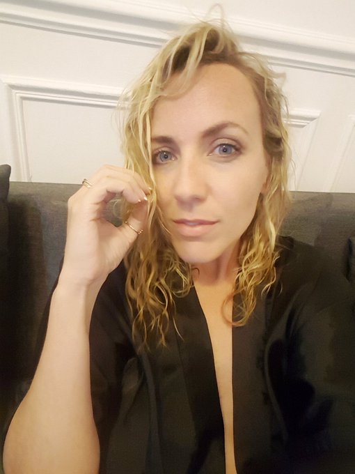 Nous sommes un peu fatigu&eacute;e apr&egrave;s un long tournage, non !!! 😘  #vivelescernes #tired #moviescene https://t<a href="/tag/tired"class="tags"><span>#tired</span></a><a href="/tag/moviescene"class="tags"><span>#moviescene</span></a><a href="/tag/vivelescernes"class="tags"><span>#vivelescernes</span></a>