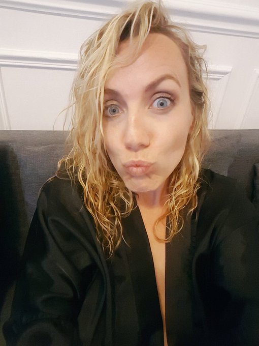 Nous sommes un peu fatigu&eacute;e apr&egrave;s un long tournage, non !!! 😘  #vivelescernes #tired #moviescene https://t<a href="/tag/tired"class="tags"><span>#tired</span></a><a href="/tag/moviescene"class="tags"><span>#moviescene</span></a><a href="/tag/vivelescernes"class="tags"><span>#vivelescernes</span></a>