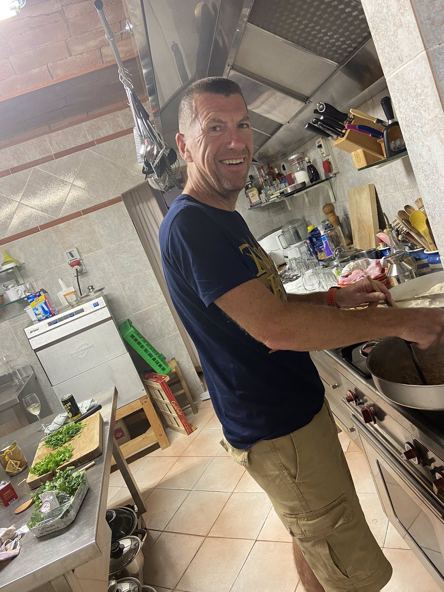 jontyw22's tweet photo. Fingers to the bone #notmasterchef #italiankitchen π https://t.co/4xSkc8ep4Q