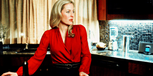 This is Bedelia's casual hanging-around-the-house look when Jack Crawford shows up to ask some Crime Questions. Full face makeup. Incredible.  https://twitter.com/Hello_Tailor/status/1278421022128123912