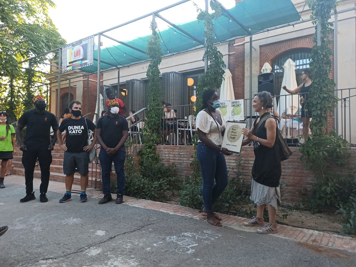 coopolis_bcn's tweet photo. Per última, les companyes de @usaryreusar entreguen el premi al darrer projecte premiat: @abarkacatering que a més ofereixen una degustació del seu catering per acabar la vetllada! 
Abarka! https://t.co/8nbqtqSyj9