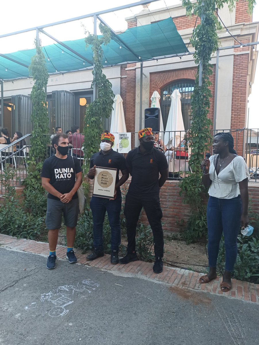 coopolis_bcn's tweet photo. Per última, les companyes de @usaryreusar entreguen el premi al darrer projecte premiat: @abarkacatering que a més ofereixen una degustació del seu catering per acabar la vetllada! 
Abarka! https://t.co/8nbqtqSyj9