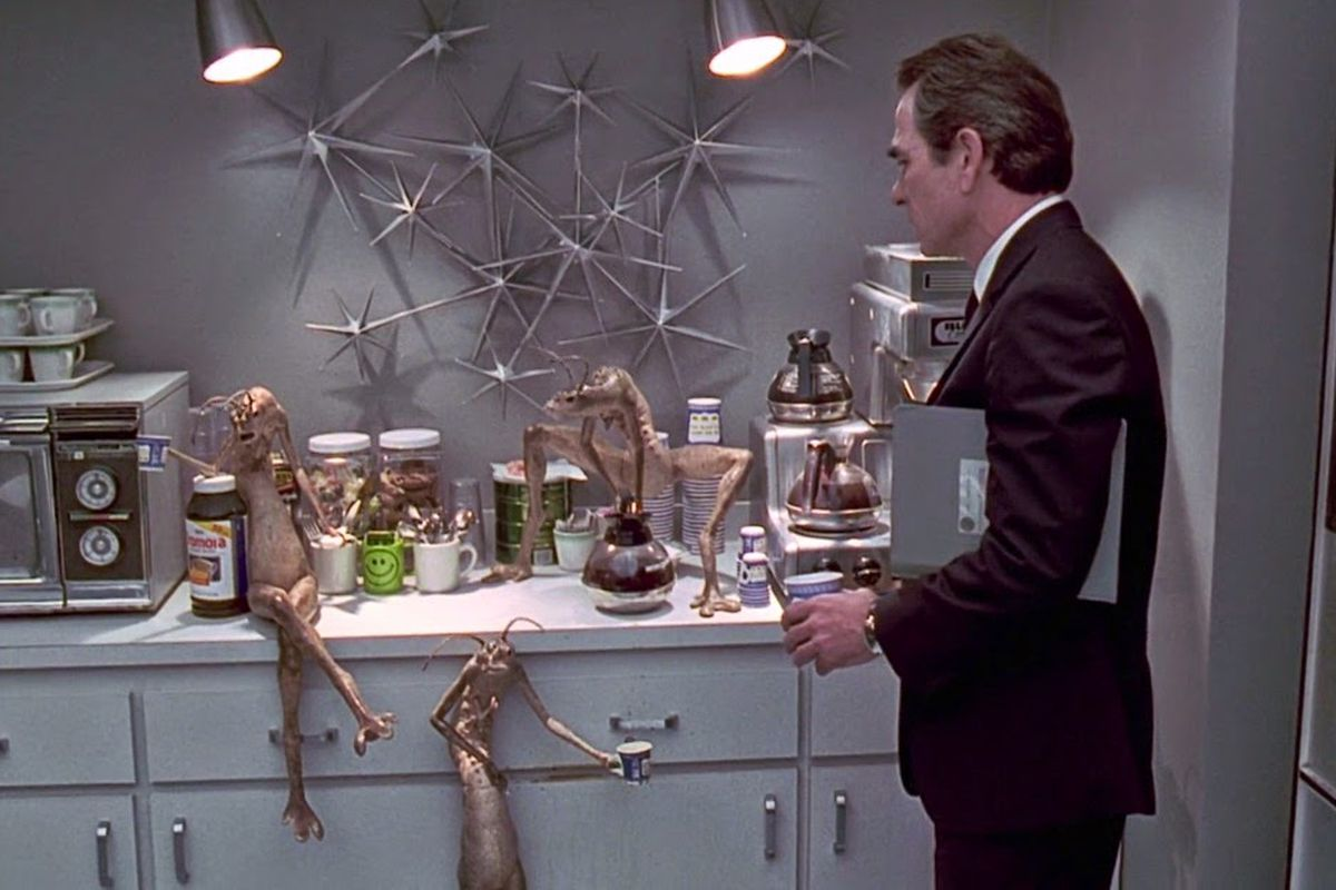 FilmEasterEggs's tweet photo. In 'Men in Black' (1997), the language these aliens speak together is ‘Huttese’, which is what Jabba the Hutt speaks in Star Wars

via u/en_jay_ess https://t.co/4C3Tl8aPI3