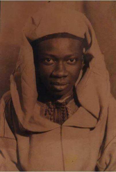 Serigne Cheikh Ahmad Tidiane Sy Maktoum tire un double privilège de son état-civil. La Tidjaniyya, confrérie soufie, est fondée par son homonyme, l'Algérien Aboul Abbas Ahmad At-Tidjani (1737-1815), puis largement propagée par son grand-père, El Hadji Malick Sy, 