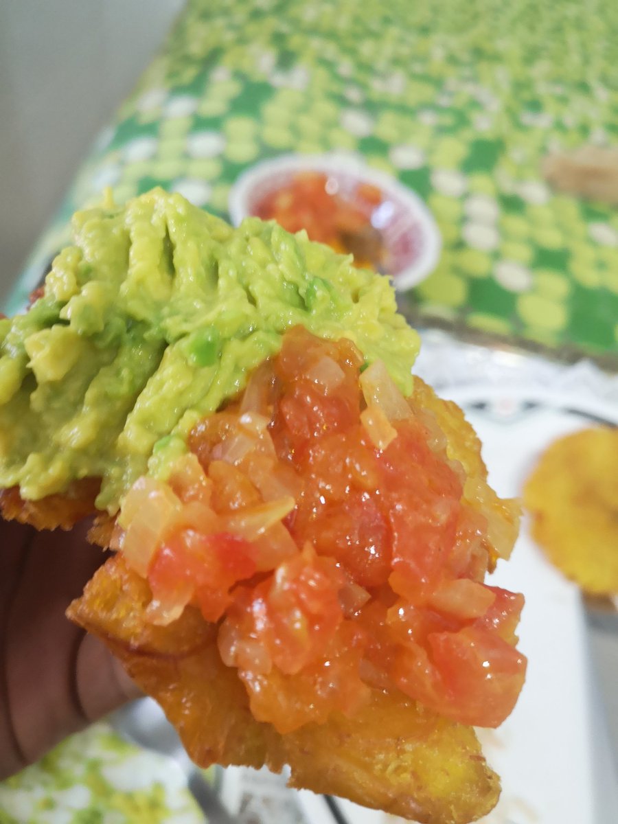 Nicogomezvalero's tweet photo. Ser suizo y perderse los almuerzos de patacones, 'hogao' y guacamole.... Naaaaaa #CriolloStyle mis llaves. https://t.co/g32qT6wN8H