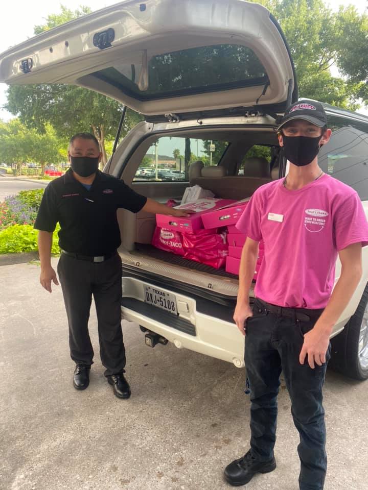 texanbank's tweet photo. Today we delivered 1,200 breakfast tacos to the wonderfully deserving healthcare heroes at Memorial Hermann Southeast Hospital! We admire their hard work and dedication and are sending them lots of love, strength, and support! 💙🌮 #TexansServingTexans https://t.co/wJ6zmJf9VP