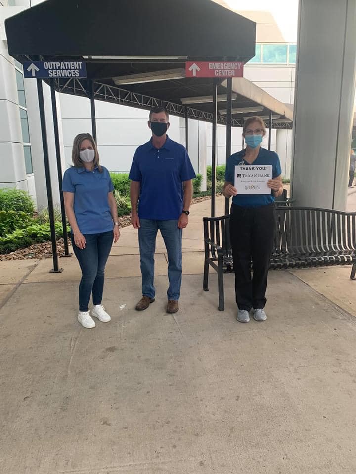 texanbank's tweet photo. Today we delivered 1,200 breakfast tacos to the wonderfully deserving healthcare heroes at Memorial Hermann Southeast Hospital! We admire their hard work and dedication and are sending them lots of love, strength, and support! 💙🌮 #TexansServingTexans https://t.co/wJ6zmJf9VP
