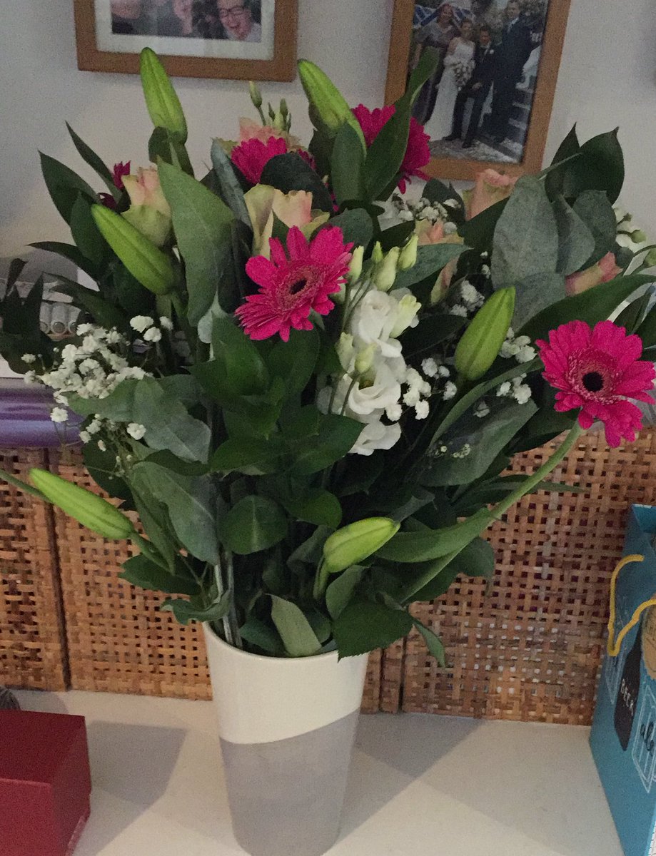 HRWW24k06x's tweet photo. Such a lovely surprise from @voyagelearning management committee today. Very much feeling the love again tonight 💕 #TeamVLC https://t.co/TuXo2imY7O