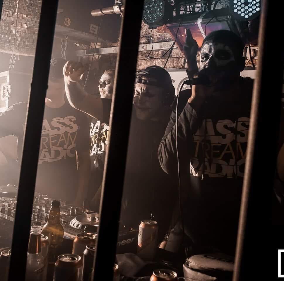 BassStreamradio's tweet photo. Live tonight from 9 👀@LDCRadioLeeds @DaveAusters @craignicemusic  #Everlast #House #Bass #Leeds #Fm #Radio #Live #Bangers #Bangers @LeedsLiveLocal @leedsmusicscene @leedsmusichub https://t.co/gpdpDbiwCa