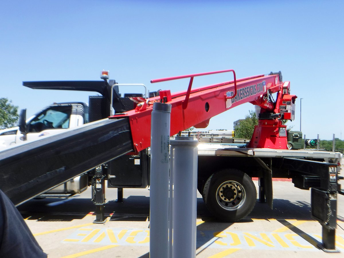 bakerssignstx's tweet image. A little channel letter service work out in Bryan, Texas. #signservice #bakerssigns #bestintexas