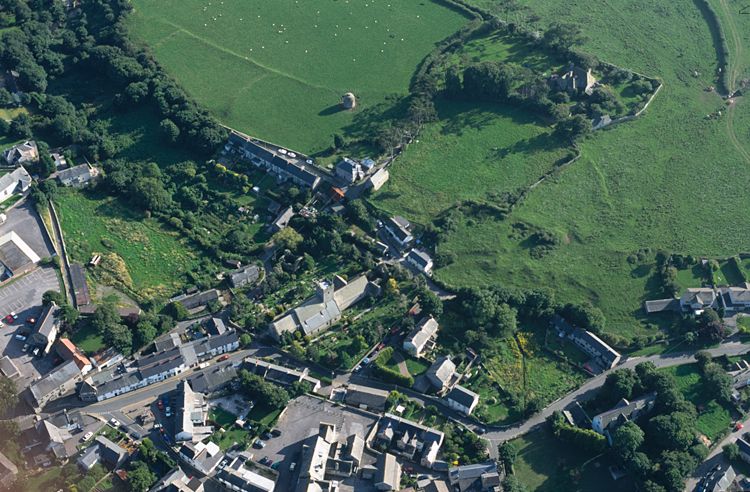 On Wales' south coast lies a legend.It was called Côr Tewdws, the grandest centre of Christian study on the planet.At its peak it attracted over 2,000 students—princes, saints and scholars.It should be celebrated worldwide, but is lost to the mists of time…THREAD 