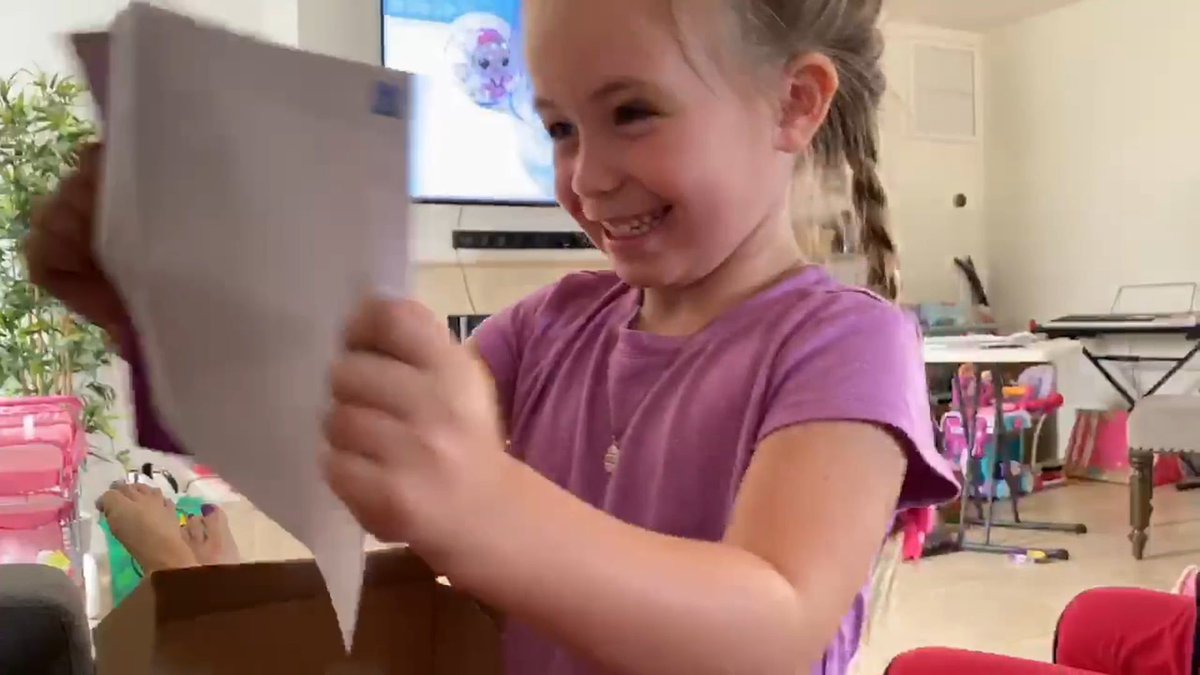 mybeachmoney's tweet image. Want to witness pure joy? This little girls reaction after receiving a card and gift is why I love what I do.     buff.ly/2BX5hWh   ... #purejoy #makesomehappy #mailboxlove #sendoutcards
