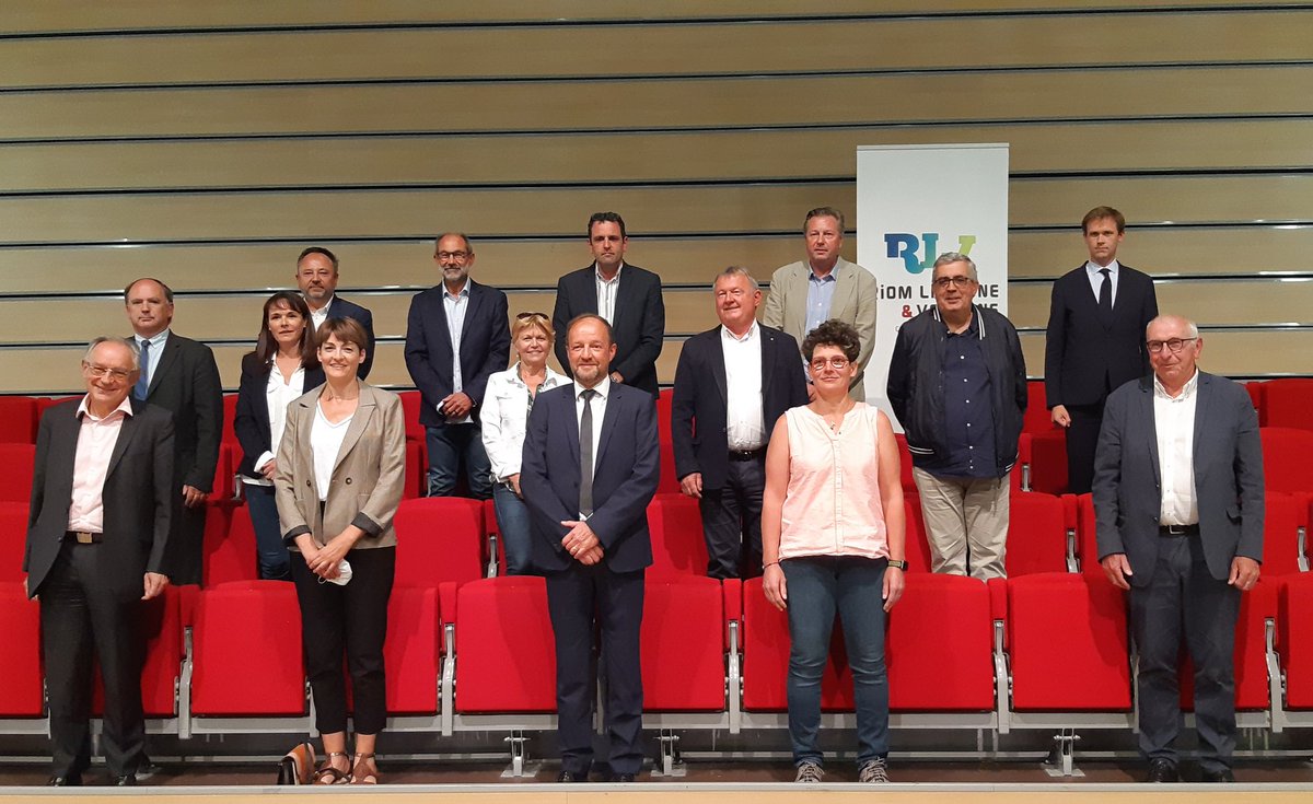 [Conseil communautaire 🗳]
Le nouvel exécutif de <a href="/RLV_agglo/">Riom Limagne et Volcans Agglomération</a> est en place : 14 vice-président(e)s représentant tout le territoire autour de <a href="/fbonnichon/">Bonnichon Frederic</a> pour mettre en place la politique de l'agglo !
