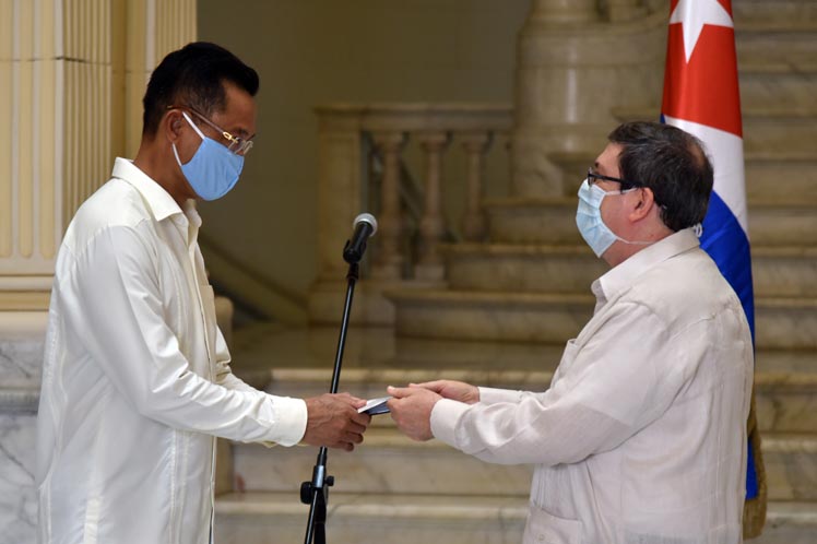 Entrega #Cuba #Medalla de la Amistad a embajador de #Vietnam  bit.ly/2CHDhWn <a href="/CubaMINREX/">Cancillería de Cuba</a>