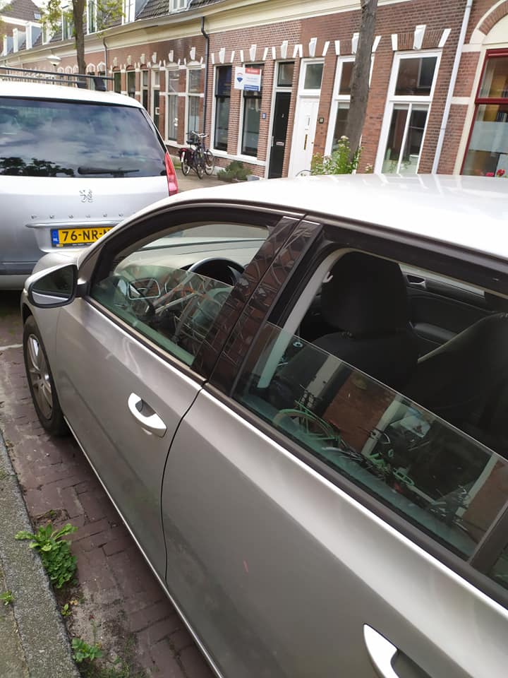 RoelandP_kooper's tweet photo. @GemeenteLeiden auto met geopende ramen staat al enkele dagen aan de Aloelaan t.h. nr 40A. Risico op diefstal, mogelijk langer verlaten dan de bedoeling https://t.co/0jhUxhEfgk