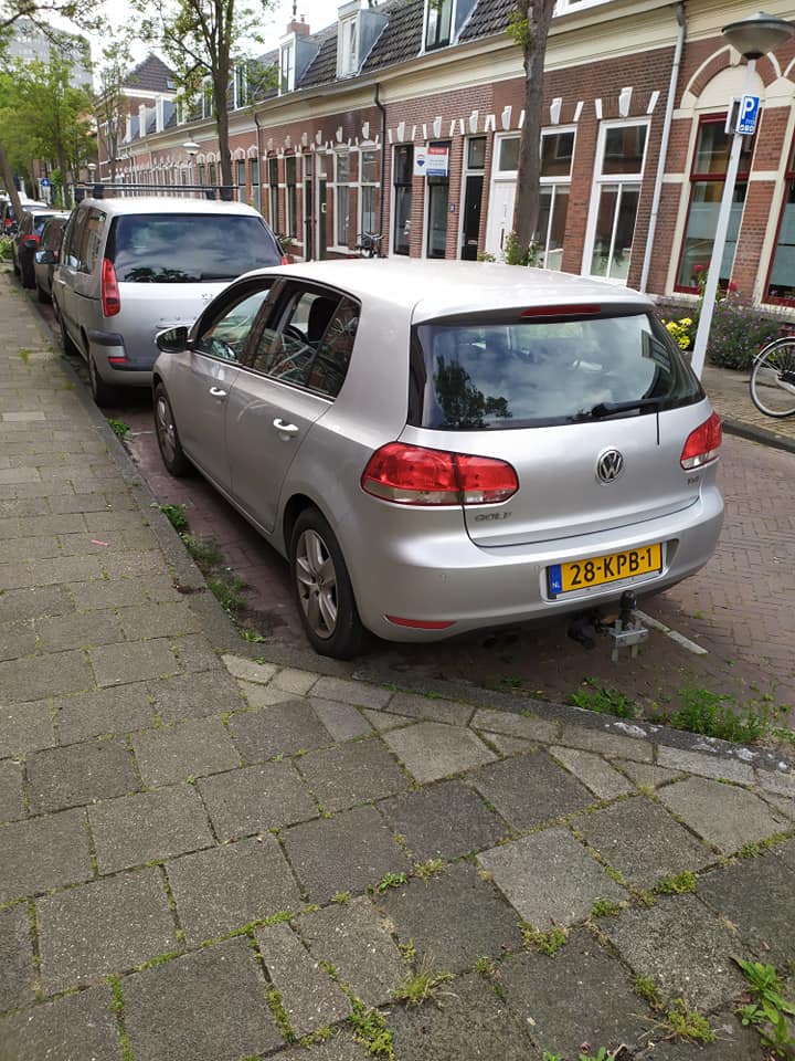 RoelandP_kooper's tweet photo. @GemeenteLeiden auto met geopende ramen staat al enkele dagen aan de Aloelaan t.h. nr 40A. Risico op diefstal, mogelijk langer verlaten dan de bedoeling https://t.co/0jhUxhEfgk