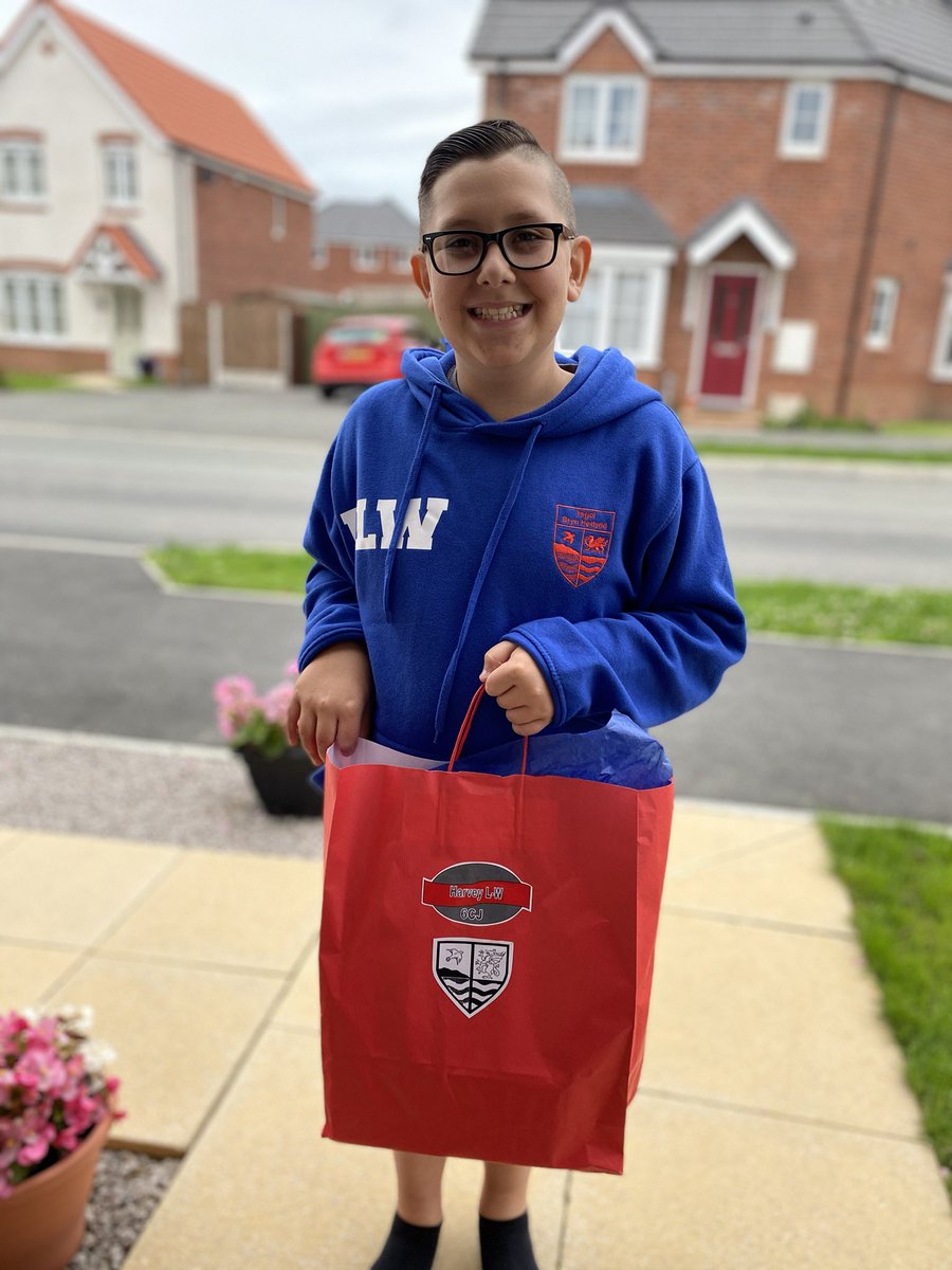 x_xnatx_x's tweet photo. @ysgolbrynhedydd Thank you so much for all the time and effort that was put in to tonight’s #drivebygraduation for the Year 6 leavers. Such a lovely last memory and the gifts are so thoughtful. #brynhedyddatheart 😢 https://t.co/cNr6BR3kz9