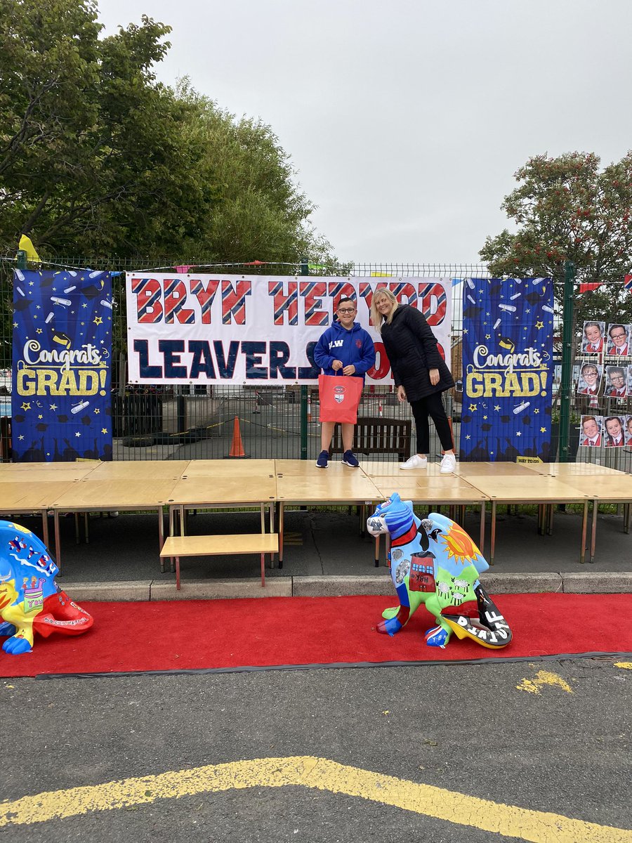 x_xnatx_x's tweet photo. @ysgolbrynhedydd Thank you so much for all the time and effort that was put in to tonight’s #drivebygraduation for the Year 6 leavers. Such a lovely last memory and the gifts are so thoughtful. #brynhedyddatheart 😢 https://t.co/cNr6BR3kz9