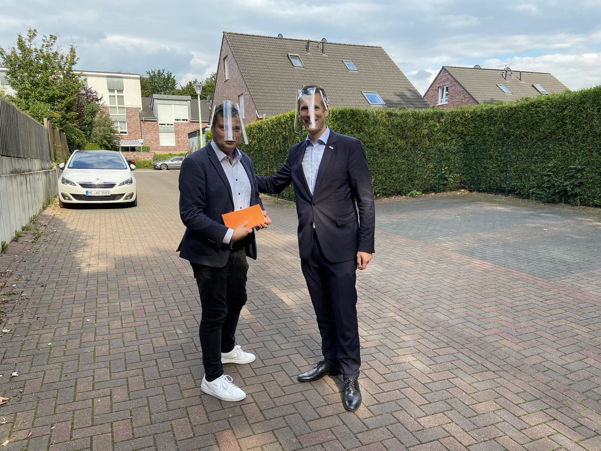 AHeringlehner's tweet photo. In genau 60 Tagen ist die #kommunalwahl2020 Vielen Dank Christoph Schultz, dass Du heute gemeinsam mit mir durch den #Wahlkreis gegangen bist. Wir haben heute viele gute Gespräche mit Erkratherinnen und Erkrathern geführt und einige Themen mitbekommen. #WirbewegenErkrath https://t.co/lY4QFotCAd