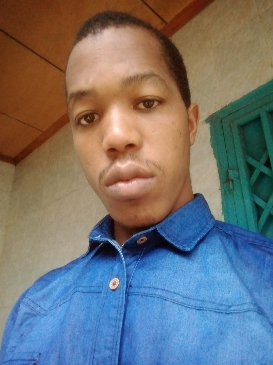 DianKoin's tweet photo. Le politicien est roi jusqu'à ce que le peuple s'unisse ✊
Peuple de #Guinée levons nous contre la dictature de Mr Alpha Condé. https://t.co/tb1BRk7CaL