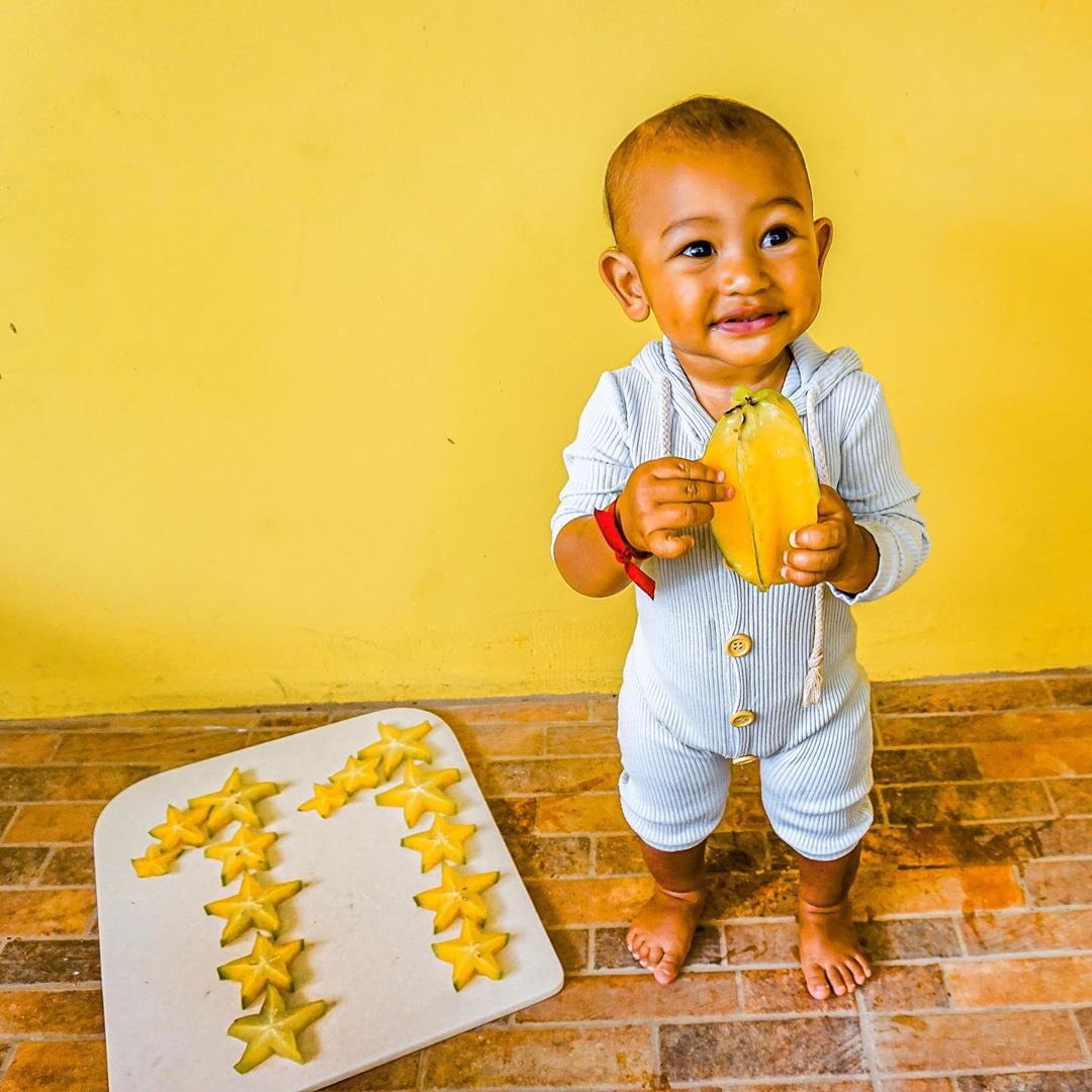 What did you say Tao?👂🏾 Starfruits are rich in Vitamin C, Fibre, and lowers our cholesterol?  
 
Yea guys, that's what he said 😆 
 
We're just as happy as Tao to be surrounded by all these yummy in-season fruits!  
 
#JamaicaMoves #EatWellLiveWell #ProperNutrition #HealthierYou