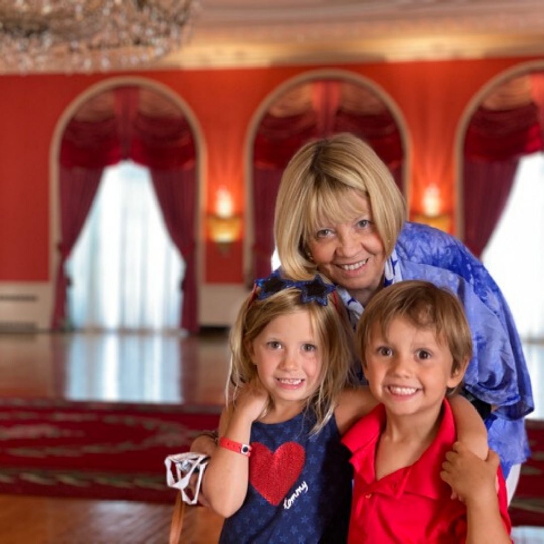 CarolynbakerS's tweet photo. There's a chapter in my book, "Work, Play, Pray Hard" about playing hard. Our recent family vacation at the Greenbrier gave us an opportunity to have so much fun at a wonderful historical resort. 
-
You can purchase "Work, Play, Pray Hard" here: https://t.co/MUuQ92A0DI https://t.co/cWX2J7gTEz