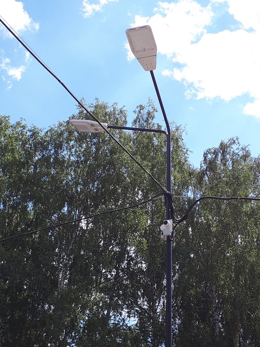 #СпортШколаГород
Завершается второй этап строительства многофункциональной площадки. На первом этапе проведены подготовительные работы, установлена хоккейная коробка.Проведено освещение, установлена система видеонаблюдения. Сейчас ведутся работы по установке тренажеров.