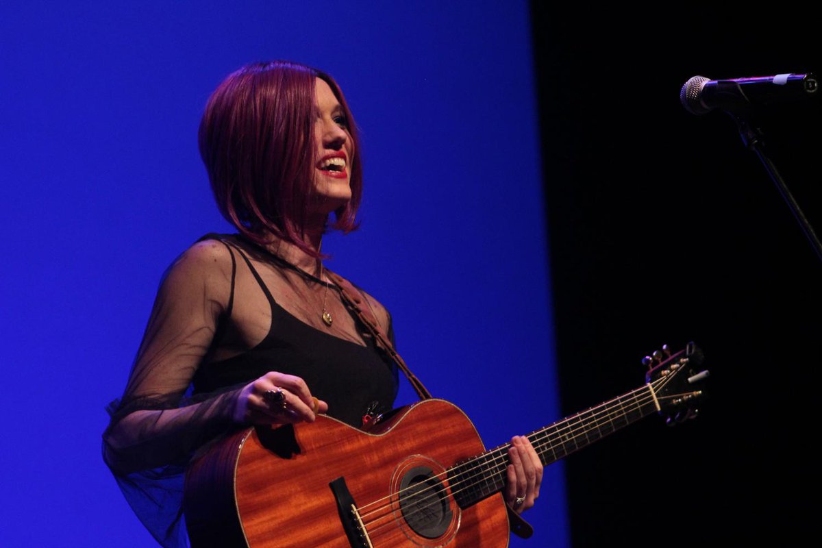 AmerSongwriter's tweet photo. With “The Mirror,” Laura Rabell shows how a song can initially seem like it’s about insecurity - but in the end, it’s really about strength and bravery. https://t.co/XaXRuNooDH https://t.co/T2OkYZ7j37