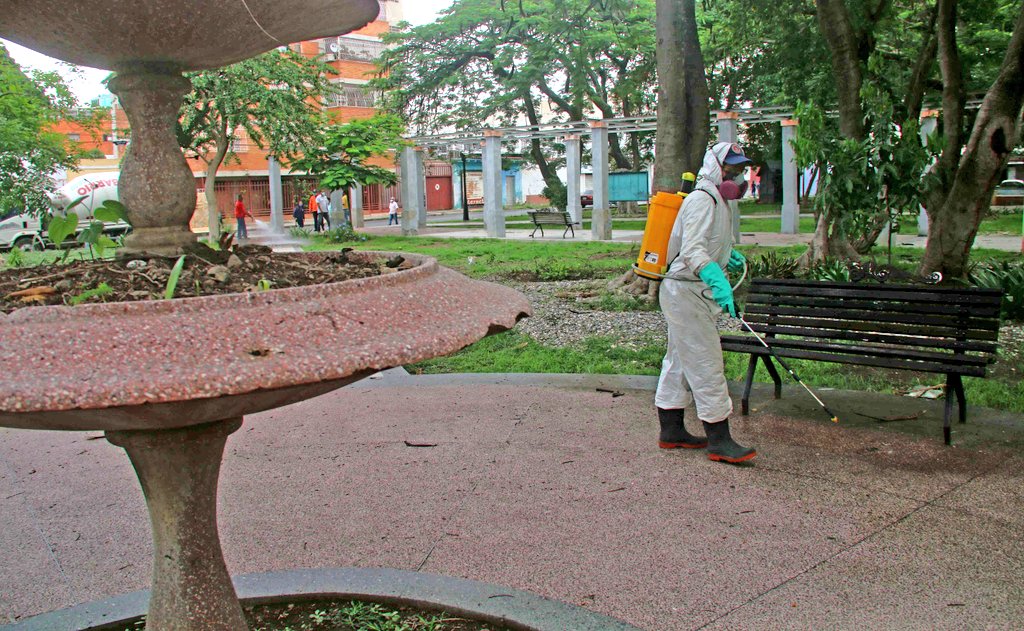 #15Jul 📸|| Desarrollamos una nueva Jornada de Desinfección y Limpieza en la plaza La Mora ubicada en el centro de Barquisimeto junto a nuestros equipos de @Barrio_Tricolor y @PCADLARAOFICIAL. #CuarentenaRadicalYSegura