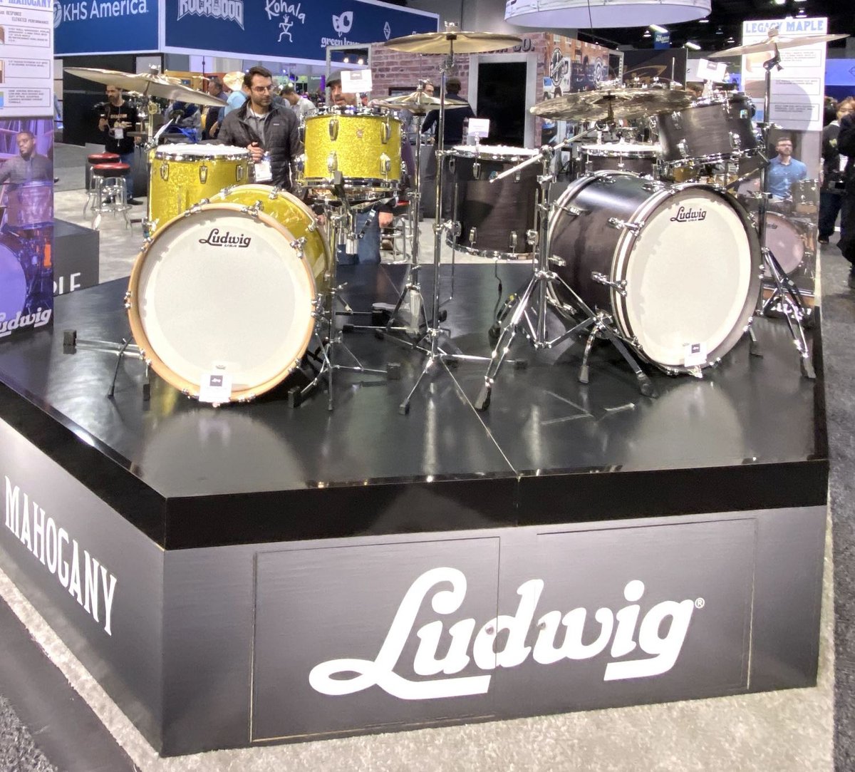 bateraclube1's tweet photo. Este click pegamos na nossa cobertura da #NammShow2020 e colocamos no https://t.co/QJuyt9WBwN o rolê exclusivo só dentro deste estande sensacional da Ludwig! https://t.co/UVizANUSoy