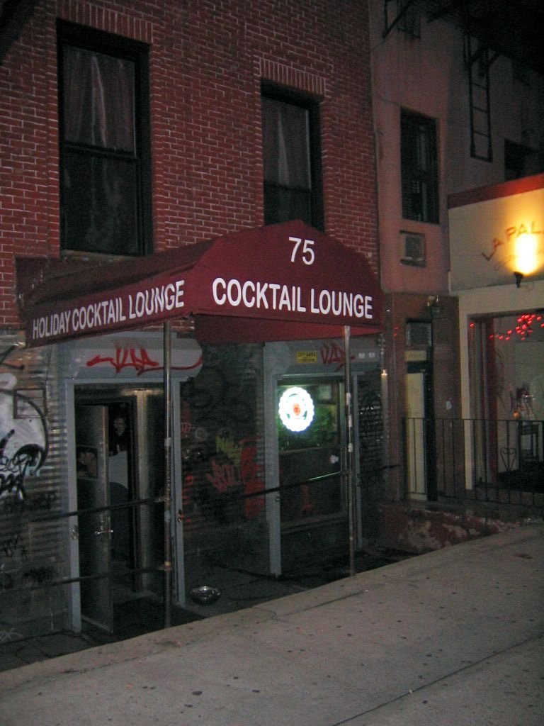 picturesofdives's tweet photo. Holiday Cocktail Lounge - New York, NY https://t.co/kpqBUKF5M2