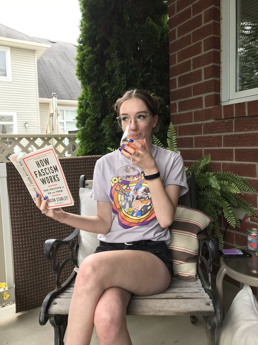 arthritisbxtch's tweet photo. my dad and brother were making fun of me for taking these pictures calling me a “social justice warrior” who tells other people what to believe. sorry i educate myself about current events and don’t justify systemic racism hun xx <3 #ineedtomoveout https://t.co/EBEovsnN7y