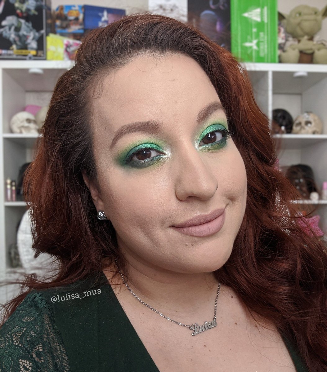 LuiisaMua's tweet photo. Green eyeshadow is definitely my favorite 😁
On my eyes 😬
@MMMMITCHELL and @Beautybaycom eyeshadow palette 
@JeffreeStar and @shanedawson single shadow (put it back) 
@spacecasecosmetics highlighter

#makeuplook #makelifecolorful  #greenmakeuplook #feelinggreen #jeffreestar https://t.co/j4bmXHuXEu