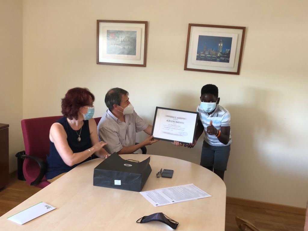 Hoy hemos estado en el colegio @educreaelmirador , entregándoles el certificado de agradecimiento por su colaboración y ayuda al proyecto de la fundación Ramon Grosso, por su acogida durante el año escolar de Juste. Ha sido maravilloso ver la generosidad de sus educadores.